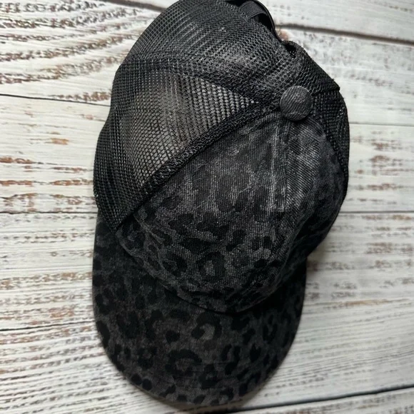 NWOT CC HAT PONY TAIL CRISS CROSS GRAY LEOPARD CHEETAH PRINT BASEBALL CAP BLACK - Picture 4 of 9